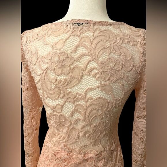 Ambiance cocktail dress​  pit to pit 15” waist 13” hips 16” shoulder to hem 32” - Picture 4 of 5